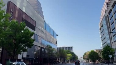 Şehirden (POV) geçiyoruz. 219 Congress Bulvarı, Austin, TX 78701, EUA, JW MARRIOTT Oteli. 03-09-2024