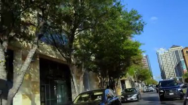 Şehirden (POV) geçiyoruz. 300 W Cesar Chavez Caddesi, Austin, TX 78701, EUA. 03-09-2024