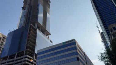 Gün içinde bir caddede araba sürüyor. WP ENGINE Binası. 504 Guadalupe Caddesi, Austin, TX 78701, EUA. 03-15-2024