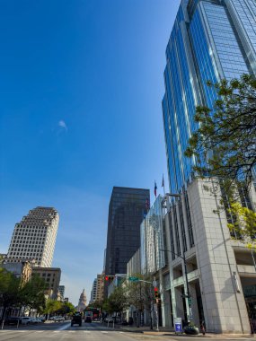 Dünyanın dört bir yanındaki şehirler ve meydanlar. Arka planda Teksas Eyaleti Kongre Binası var. 422 Congress Ave, Austin, TX 78701, EUA. 03-09-2024