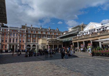 Merkez Pazar Meydanı. Covent Garden, Londra 'da bir şehirdir. Merkez meydanda çok popüler bir yer olan eski bir meyve ve sebze pazarıdır. 27 The Market, Londra WC2E 8RD, Birleşik Krallık. 09-03-2024