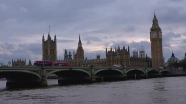 Londra, Birleşik Krallık. Big Ben 'in parlamento binaları ve Westminster Köprüsü, Londra, İngiltere. 09/02/2024