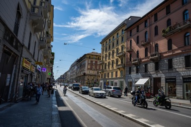Güzel Avrupa şehirleri. Pist Buenos Aires Caddesi, Milan, İtalya. 09-10-2024