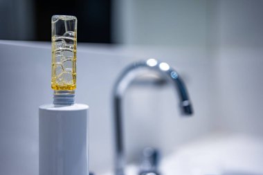 Plastik bir şişenin içinde kabarcıklar. Plastik şişenin içine düşer..