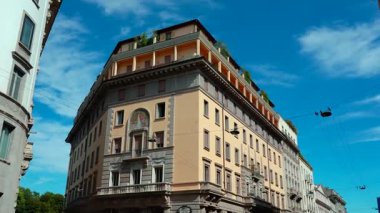 Güzel bir günde Avrupa 'nın güzel şehir manzarası. Corso Venezia Caddesi, Milan Şehri, Lombardy, İtalya. 09-10-2024