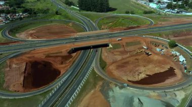 Otoyol kavşağının hava görüntüsü. Yol kesişimleri. Botucatu şehri, Profesör Joo Hiplito Martins Highway ve Marechal Rondon Highway. 06-22-2024