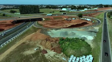 Otoyol altyapısının gelişiminin yüksek açılı hava görüntüsü. Shopping Botucatu 'ya giden yolun inşaatı, öğretmen Joao Hipolito Martins Otoyolu (SP-209) üzerindedir. 12-24-2024