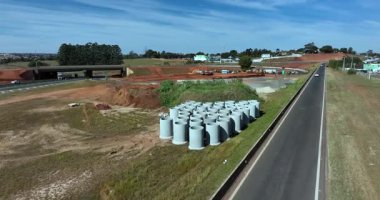 Otoyol kavşağının hava görüntüsü. Yol kesişimleri. Botucatu şehri, Profesör Joo Hiplito Martins Highway ve Marechal Rondon Highway. 06-22-2024