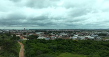 Otoyol altyapısının gelişiminin yüksek açılı hava görüntüsü. Shopping Botucatu 'ya giden yolun inşaatı, öğretmen Joao Hipolito Martins Otoyolu (SP-209) üzerindedir. 01-16-2025