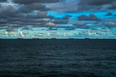 Kargo konteynırı gemileri limana girmek için bekliyor. 07-08-2025