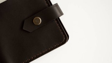 Beyaz arka planda kahverengi şık erkek cüzdanının ayrıntıları. Erkek deri aksesuarlar.