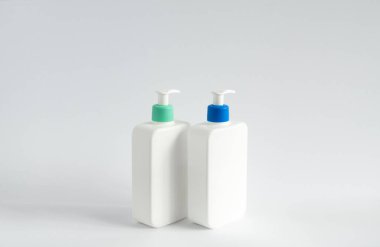 Şampuan, jöle, losyon, krem, banyo köpüğü vs. için iki sıvı kap. Boş markasız plastik şişeler ve şeker pompası.