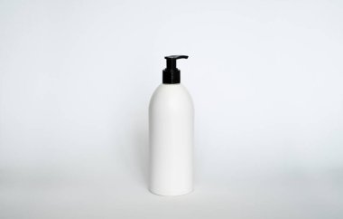 Şampuan, jöle, losyon, krem, banyo köpüğü vs. için beyaz sıvı kap. Siyah şeker pompalı, markasız plastik şişe.