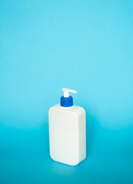 Şampuan, jöle, losyon, krem, banyo köpüğü vs. için sıvı kapları kapatın. Boş markasız plastik şişe ve şeker pompası.