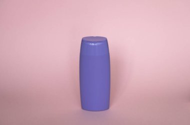 Şampuan, jöle, krem, banyo köpüğü, pembe arka plan için mor, boş, markasız plastik şişe.