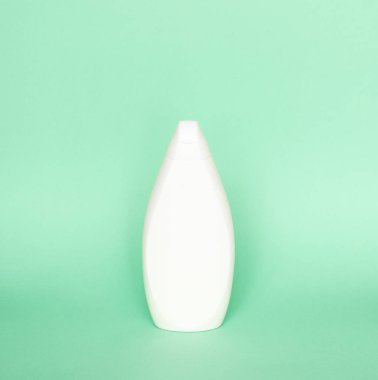 Boş şampuan şişesi ya da pastel yeşil arka planda duş jeli. Konteynır, güzellik ürünü ve vücut bakımı kozmetikleri