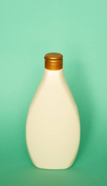 Jöle, losyon, krem, şampuan ve yeşil arka planda banyo köpüğü için bej plastik plastik şişe. Kopya alanı ile kozmetik paketleme