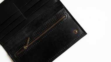 Banknotlar için fermuarlı gerçek deri cüzdan ve beyaz arka planda izole edilmiş kredi kartları