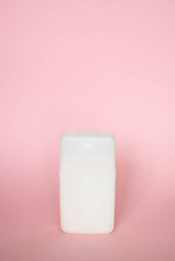 Duş jeli, şampuan, losyon, krem, sabun ve pembe arka planda jöle için boş kare beyaz şişe. Güzellik ürünleri ve vücut bakım ürünleri