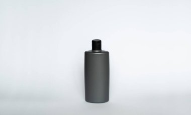 Jel için gri boş plastik şişe, sıvı sabun, krem, krem, beyaz arka planda şampuan. Kozmetik