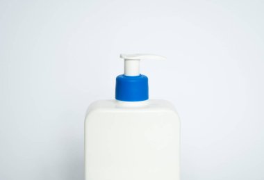 Beyaz arka planda jel, sıvı sabun, krem, şampuan için pompa ile beyaz boş plastik şişeyi kapat. Kozmetik