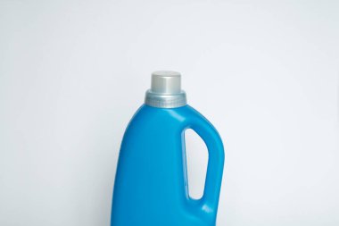 Sıvı çamaşır deterjanı, temizlik maddesi, çamaşır suyu ya da beyaz arka planda izole edilmiş yumuşatıcı ile boş mavi plastik şişeyi kapat.