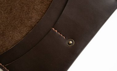 Beyaz arka planda açık kahverengi şık erkek cüzdanının ayrıntıları. Erkek deri aksesuarlar.