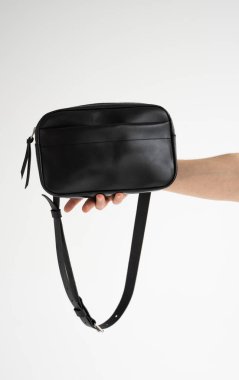 Omzunda deri el yapımı bir çanta vardı. Koyu renk muz torbası. Yürümek için rahat bir çanta.