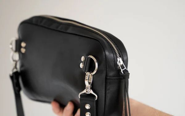 レザーブラックのハンドメイドバッグの詳細 ダークデザイナーバナナの白の背景にバゴン 歩くための快適な小さなバッグ — ストック写真