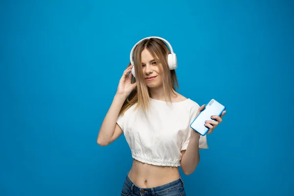 Sonriente Rubia Caucásica Joven Escuchando Podcast Libro Electrónico Música Auriculares —  Fotos de Stock