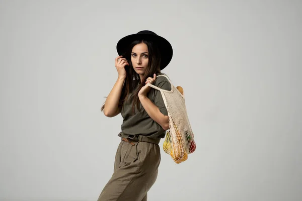 Uma Mulher Moderna Elegante Com Saco Compras Malha Com Legumes — Fotografia de Stock