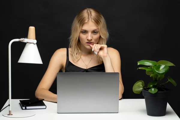 Portrait Attractive Freelancer Woman Black Shirt Laptop Studio Black Wall — Foto de Stock