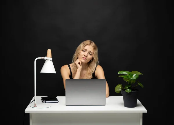 Разочарованная Грустная Напряженная Подавленная Женщина Чувствует Себя Уставшей Работая Ноутбуком — стоковое фото