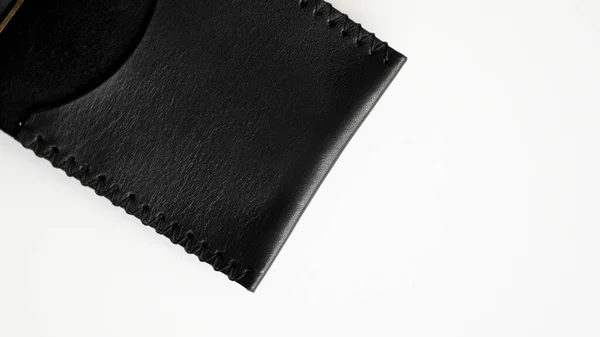 オープンブラックメンズマネークリップ手作りレザー財布 カード用の2つのポケット付きの空のお金クリップ財布は白いテーブルの上にあります 選択的焦点 コピースペース — ストック写真