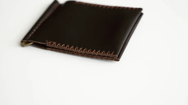 カード用の2つのポケットが付いている空の茶色のメンズマネークリップ手作りの革財布は白いテーブルの上にあります 選択的フォーカス コピースペース クローズアップ — ストック写真