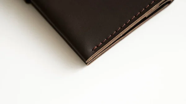 ブラウンエレガンスメンズレザー財布の詳細白の背景 メンズレザーアクセサリー 天然皮革 — ストック写真