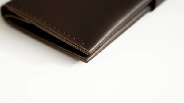 ブラウンエレガンスメンズレザー財布の詳細白の背景 メンズレザーアクセサリー 天然皮革 — ストック写真