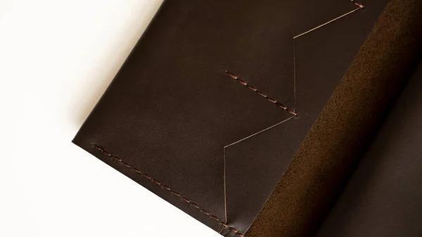 Mans Handmade Wallet White Surface Wallet Made Genuine Brown Leather — 스톡 사진
