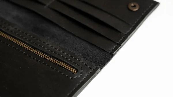 打开的手工制作的棕色真皮皮夹的细节 皮夹上有拉链 扣子上有钞票和信用卡 背景是白色的 — 图库照片