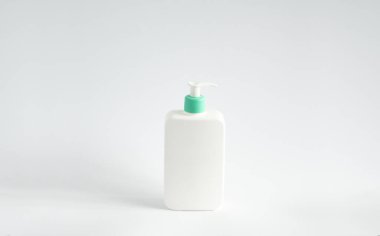 Jöle, losyon, krem, şampuan ve beyaz arka planda banyo köpüğü için sıvı konteynır görevi gören büyük beyaz plastik bir şişe.