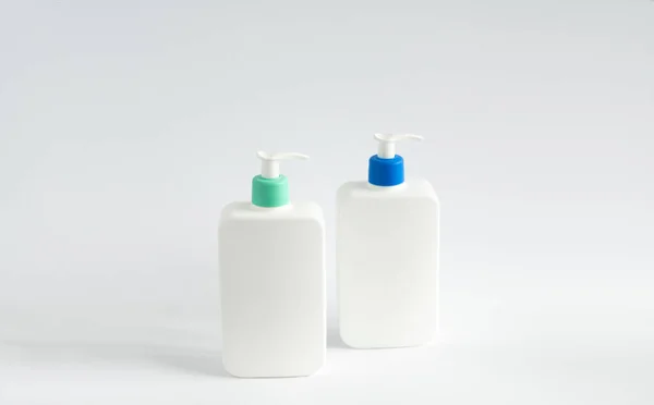 Två Vita Omärkta Dispenser Flaskor Vit Bakgrund Kosmetisk Förpackning Mockup — Stockfoto