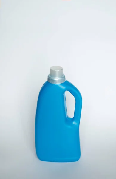 白い背景に隔離された青いプラスチックボトルの柔軟剤 液体洗剤 洗浄剤 漂白剤またはファブリック軟化剤とボトル プロダクトデザイン モックアップ — ストック写真
