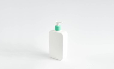 Jöle, losyon, krem, şampuan ve beyaz arka planda banyo köpüğü için sıvı konteynır görevi gören büyük beyaz plastik bir şişe.
