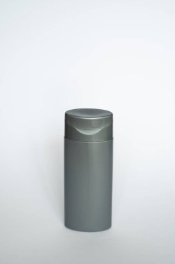 Siyah şampuan ambalaj modeli. Erkekler için dikey boş plastik kozmetik paketi, beyaz arka planda izole edilmiş. Saç kremi kabı, saç durulama.