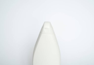 Beyaz plastik sabun ya da izole edilmiş şampuan şişesi. Cilt bakım losyonu. Gerekli ürünleri yıkıyorum. Şampuan şişesi. Banyo ve vücut losyonu. Sıvı el yıkama, banyo aksesuarları.