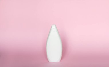 Sıvı sabun için beyaz şişe, şampuan, pembe arka planda jöle.