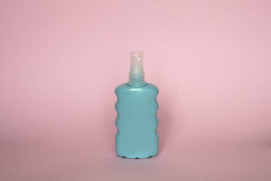 Şampuan, jöle, krem, krem, banyo köpüğü pembe arka plan için mavi, markasız plastik şişe.