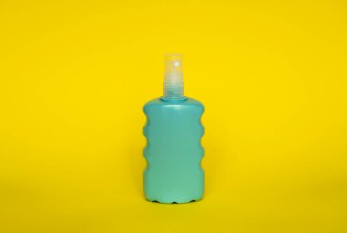 Şampuan, jöle, krem, krem, banyo köpüğü sarısı arka plan için mavi, markasız plastik şişe.