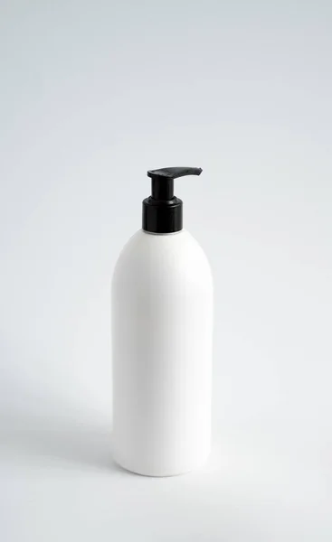 Biała Nieoznakowana Butelka Czarnym Dozownikiem Izolowanym Białym Tle Makieta Opakowań — Zdjęcie stockowe