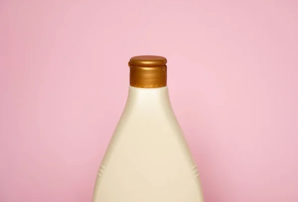 Beżowe Plastikowe Mydło Lub Butelka Szamponu Izolowane Różowym Tle Balsam — Zdjęcie stockowe